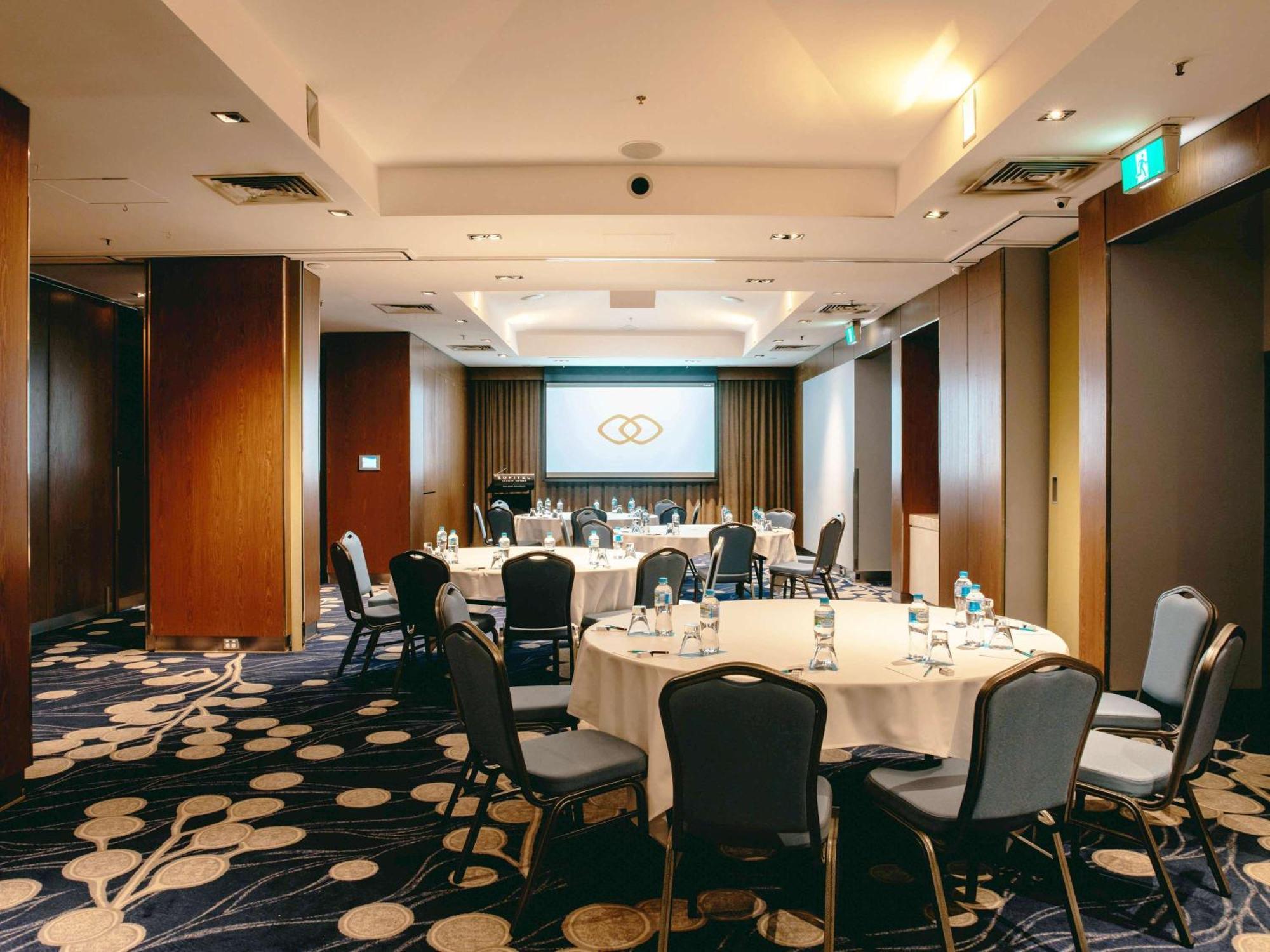 Sofitel Gold Coast Broadbeach Eksteriør bilde Meeting room at the hotel