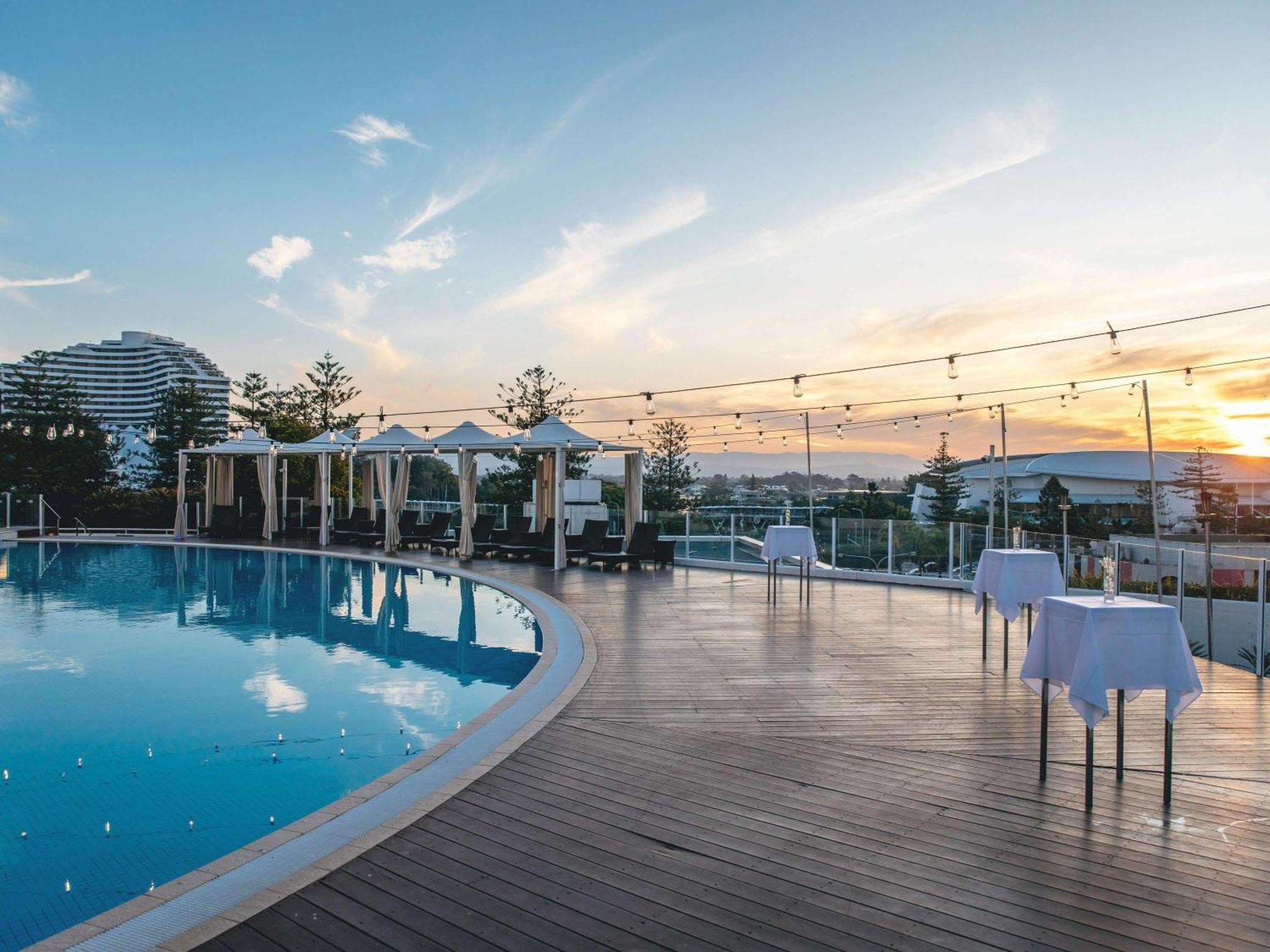 Sofitel Gold Coast Broadbeach Eksteriør bilde The pool at the hotel