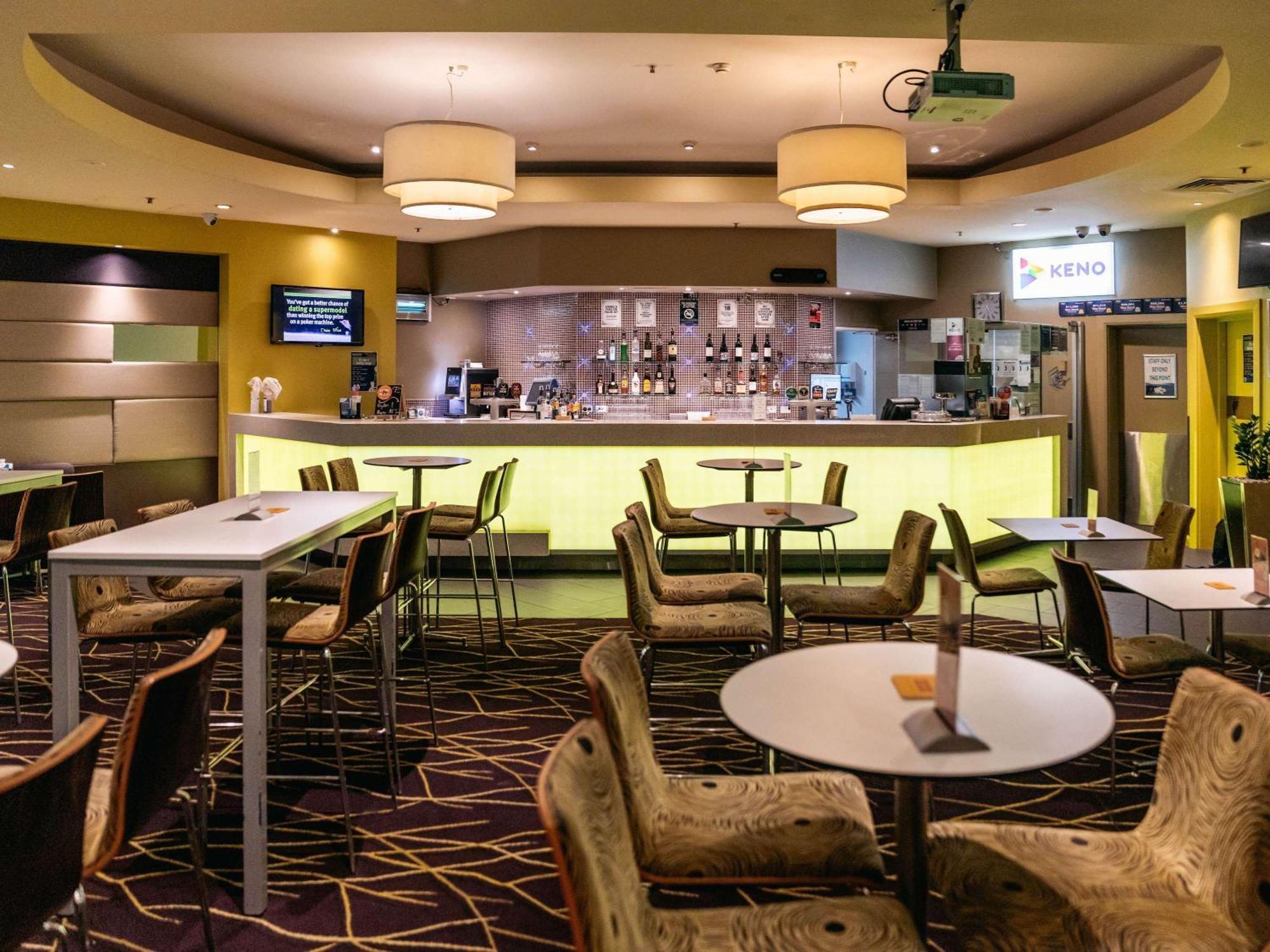 Sofitel Gold Coast Broadbeach Eksteriør bilde The lounge at the airport